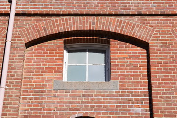 赤レンガと白い窓枠