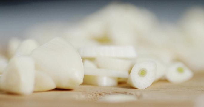 The slices of garlic on the cutting Board slowly rotate.