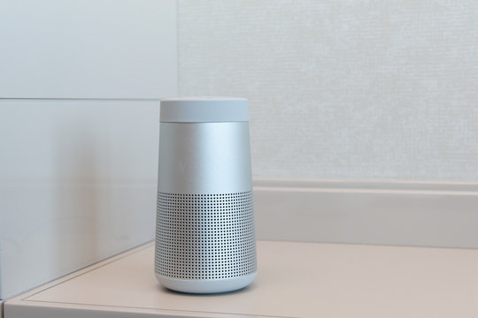 部屋の隅に置かれたBluetoothスピーカー