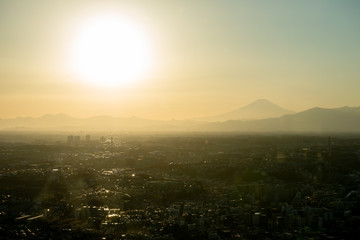 サンセットと街並みと富士山のシルエット