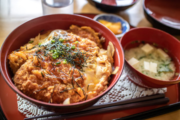 日本の食べ物　カツ丼