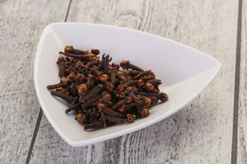 Dry clove seeds