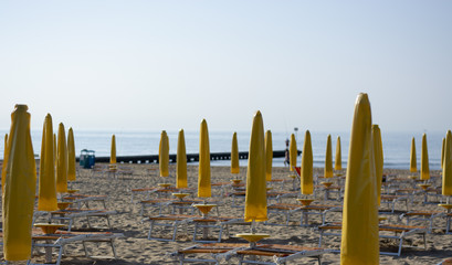 umbrellas closed due to the crisis in the sector