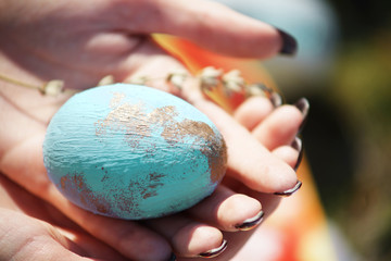 Hands holding an Easter egg