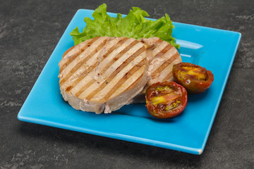 Grilled tuna steak with kumato