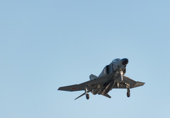 着陸する戦闘機