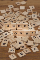 Lettres en bois composant les mots 