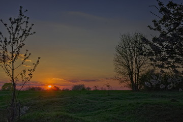 Fototapeta na wymiar Farbenfroher Sonnenuntergang im Rheinland bei Pirmasens