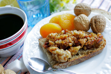 Recette de la confiture au noix sur une tartine