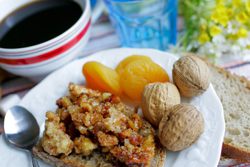 Recette de la confiture au noix sur une tartine