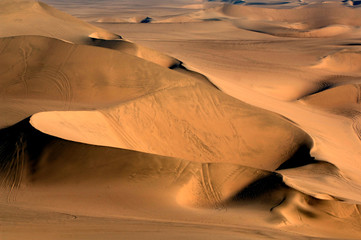 Fototapeta na wymiar Desert in Huacachina, Peru, sanddunes