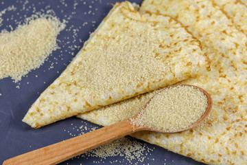 crêpes bretonnes sur une table