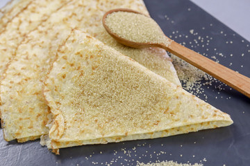 crêpes bretonnes sur une table