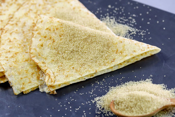 crêpes bretonnes sur une table