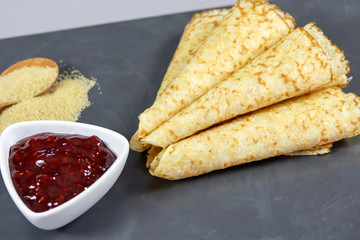 crêpes bretonnes sur une table