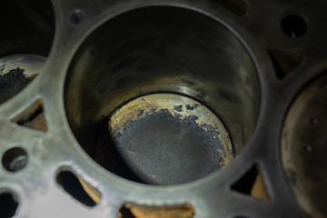 The inspection of burnt engien pistion