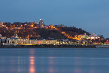 Obraz premium A unique perspective of Nizhny Novgorod in the evening with the city lights on against the backdrop of a beautiful sky and sunset