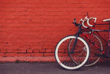 Zwei alte Fahrräder parken an der Wand aus rotem Backstein. Platz kopieren © jozzeppe777