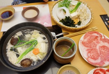 'Okuizome' (first meal) is the Japanese traditional ritual that parents perform around the 100th day after the birth of their baby to wish the infant will never starve by sharing a celebratory meal.