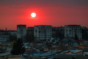 Fototapeta na wymiar Beautiful sunset above the city skyline , The city of Ploiesti, Romania with a beautiful sun