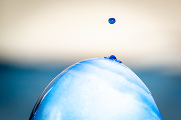 blaue Farbe platscht sprenkelt auf weisses Ei