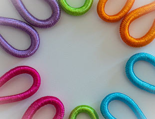 elastici colorati in cerchio