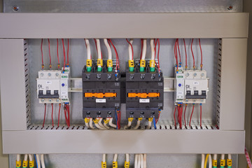 Two contactors or magnetic starters with mechanical locking, two circuit breakers and two phase control relays in the electrical Cabinet. Automatic input of the power reserve.
