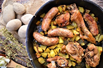 salsicce di maiale ed agnello con patate cotto al forno