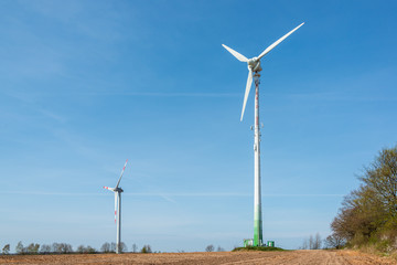 Windkrafträder und Biogasanlage auf einem Feld bei Oldesloe