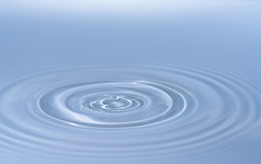 Drop of water drop to the surface. Waves on the surface of the water from a collision