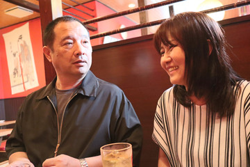 仲の良い中年カップル