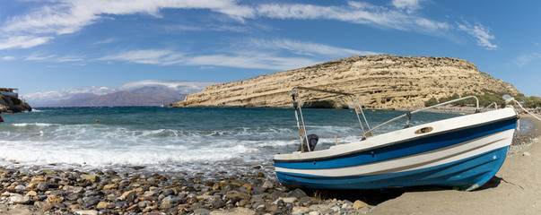 Fischerboot vor den Höhlen von Matala, Kreta