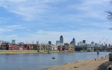 Obraz premium Thames River side and the buildings by the river