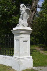 Obraz premium UKRAINE, KACHANIVKA - May 3, 2014: Kachanivka Palace, near the village of Petrushivka in Ichnia Raion, Chernihiv Oblast, Ukraine.
