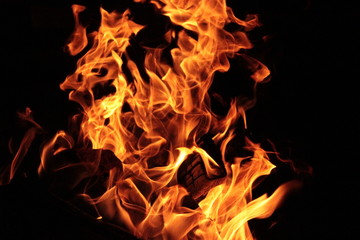 Fototapeta premium Flammen in einer Feuerschale