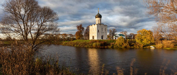 Obraz premium Church of the Intercession on the Nerl. Bogolyubovo, Vladimir region, Golden Ring of Russia
