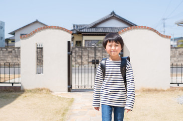 家に帰る小学生の男の子	
