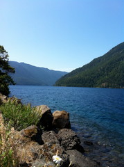 Obraz premium Blue lake and mountains in a national park