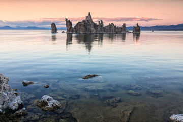 Naklejka premium Tufa columns at sunrise, Mono Lake, California