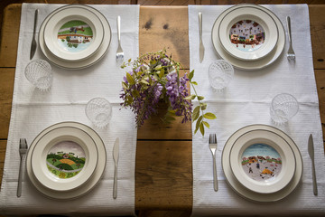 tavola apparecchiata a festa con pianta di glicine