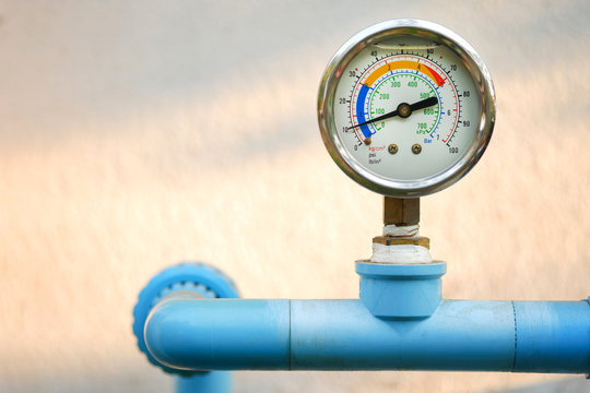 Fluid pressure meter outlet