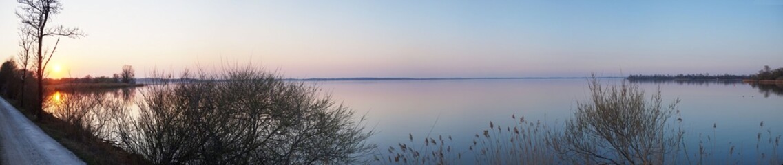 Sonnenuntergang am Chiemsee, direkt an der A8