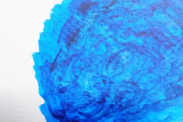 Close-up van blauwe verf op papier