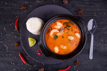 Puree soup with tomatoes and shrimp, served with boiled rice and a piece of lime