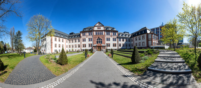 Hauptportal der Chirurgischen Universit&auml;tsklink in Gie&szlig;en