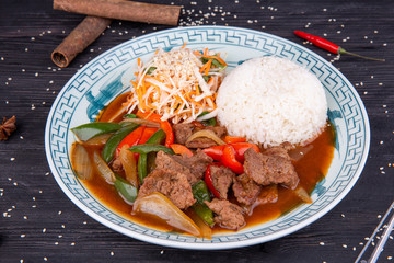 Stew meat with vegetable and pepper gravy, served with boiled rice and fresh salad