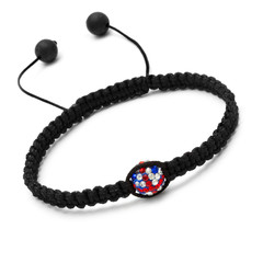 Bracelet noir et marron a perle avec drapeau anglais sur fond blanc