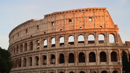 Fototapeta na wymiar Le Colisée (Colosseo) à Rome au soleil couchant (Italie)