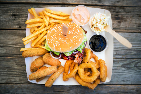 Burgery, frytki, krążki cebulowe