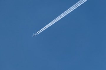 Avion dans le ciel bleu - France